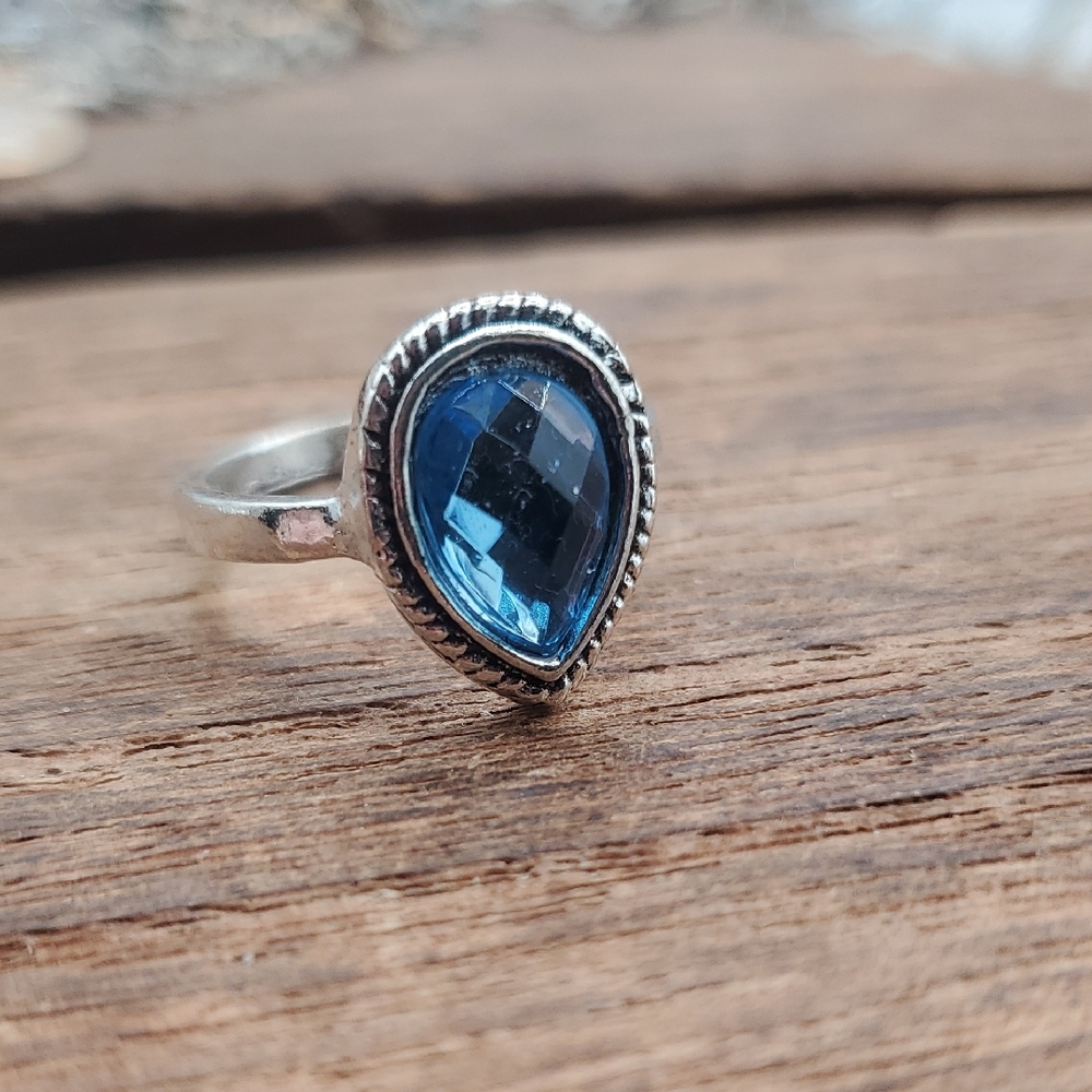 Blue Teardrop Ring - Women’s Fashion Jewelry‎ Size 6 R826